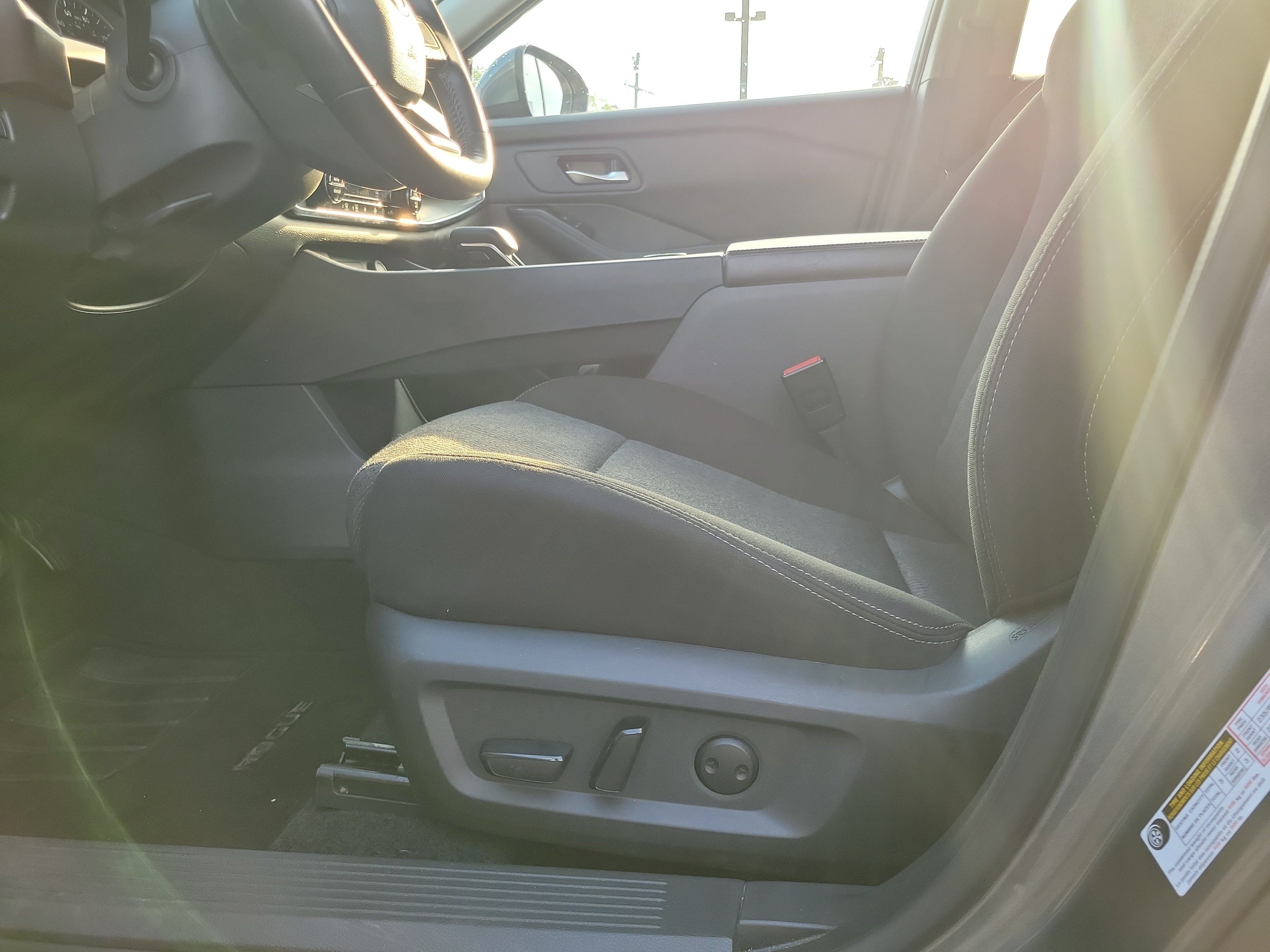 Used 2025 Nissan Rogue SV AWD/4WD image 16
