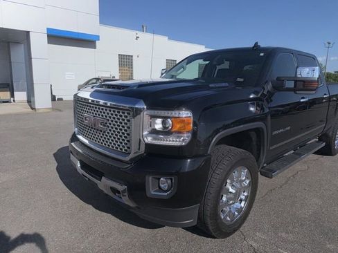 Used 2017 GMC Sierra 2500 Denali w/ Duramax Plus Package AWD/4WD image 3
