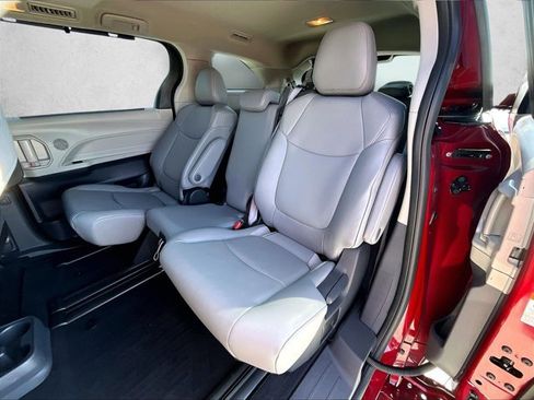 Used 2024 Toyota Sienna XLE image 28