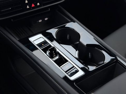 Used 2025 Volkswagen Atlas Cross Sport SE image 18