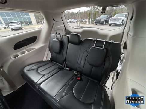 Used 2024 Chrysler Pacifica Touring-L image 19