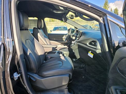 New 2026 Chrysler Pacifica Select image 11