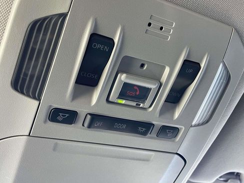 Used 2023 Toyota Highlander XLE image 23