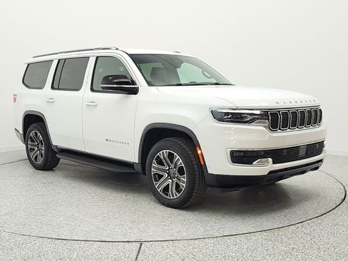 Used 2025 Jeep Wagoneer 4WD image 3