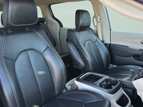 Used 2023 Chrysler Pacifica Touring-L FWD image 30