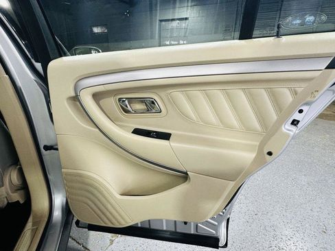 Used 2017 Ford Taurus SE FWD image 32
