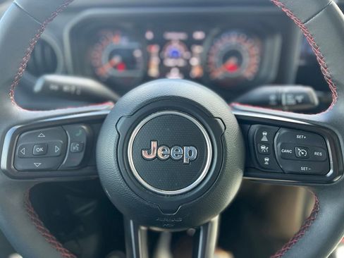 Used 2024 Jeep Gladiator Rubicon AWD/4WD image 12