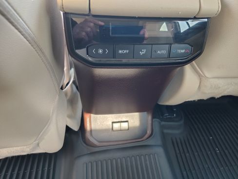 Used 2020 Toyota Highlander XLE AWD/4WD image 26