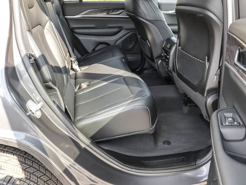 Used 2025 Jeep Grand Cherokee Limited image 34