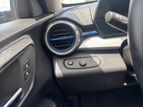 Used 2025 Chevrolet Trax LT w/ LT Convenience Package FWD image 33