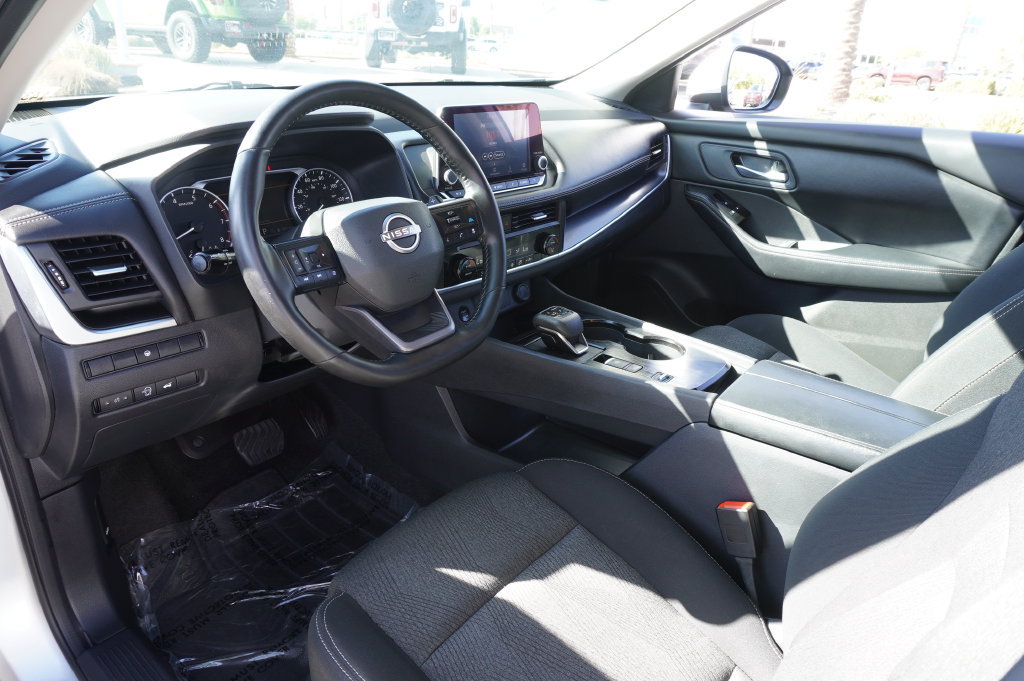 Certified 2025 Nissan Rogue SV FWD image 16