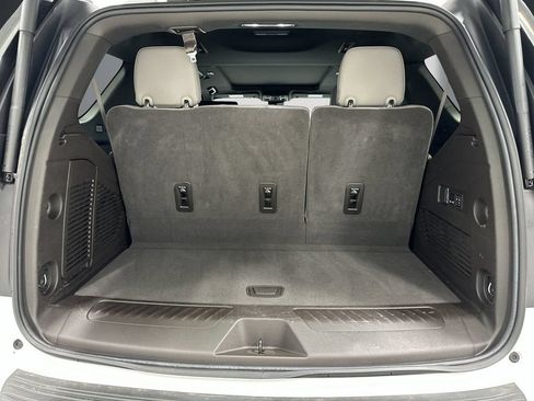 Used 2024 GMC Yukon SLT w/ SLT Premium Package AWD/4WD image 12