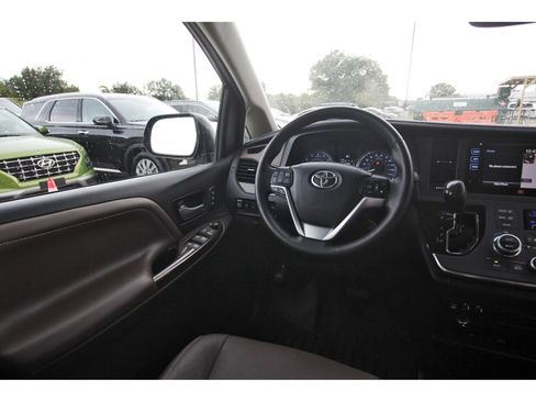 Used 2015 Toyota Sienna Limited Premium FWD image 9