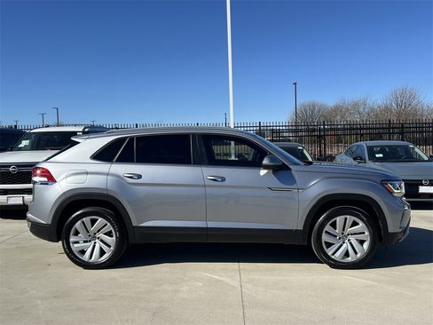 Used 2022 Volkswagen Atlas Cross Sport SE image 3