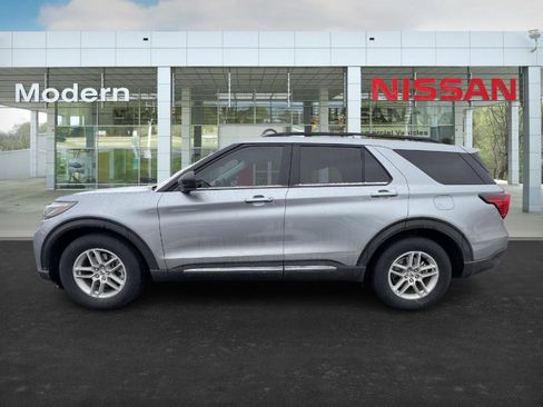 Used 2025 Ford Explorer Active w/ Active Comfort Package image 2