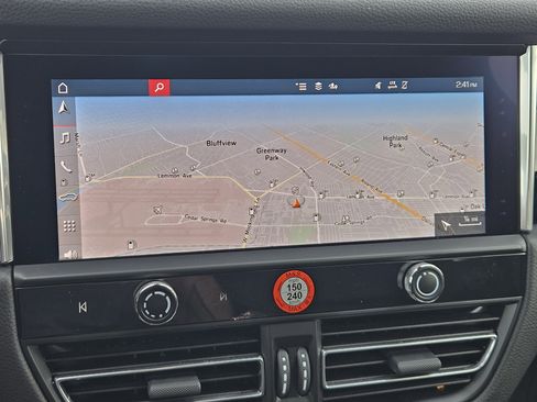 Certified 2025 Porsche Macan image 17