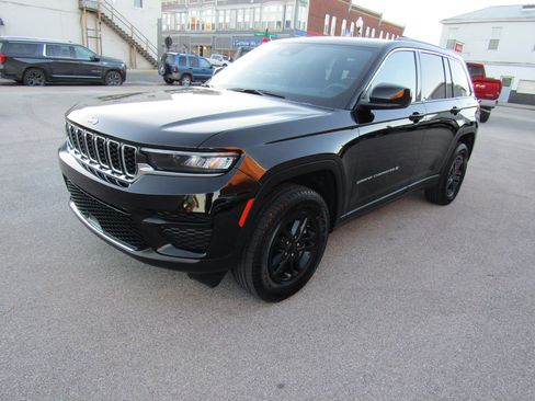 Used 2024 Jeep Grand Cherokee Laredo w/ Luxury Tech Group I image 7