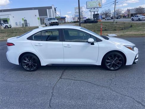 Used 2025 Toyota Corolla SE image 2