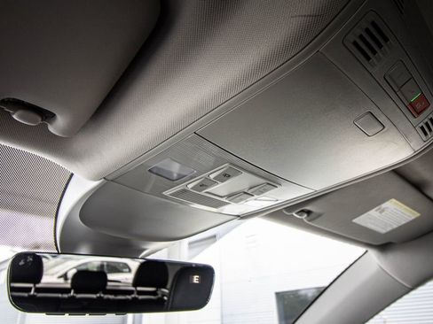 Certified 2025 Volkswagen Taos SE image 30