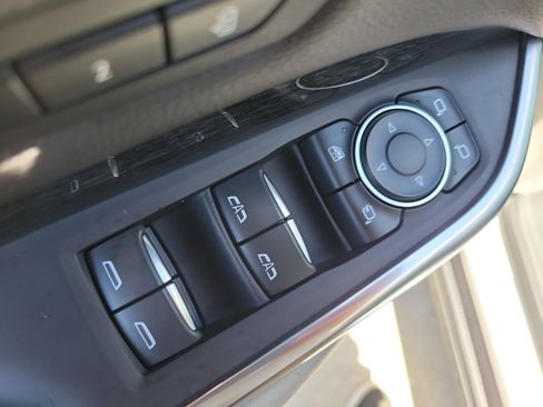 Used 2020 Cadillac XT4 Premium Luxury w/ Enhanced Visibility Package FWD image 18