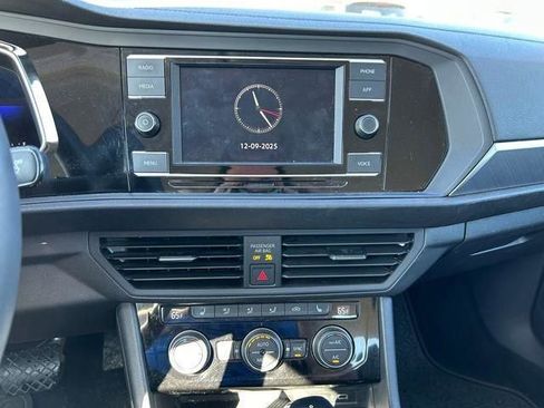 Used 2022 Volkswagen Jetta SE image 28