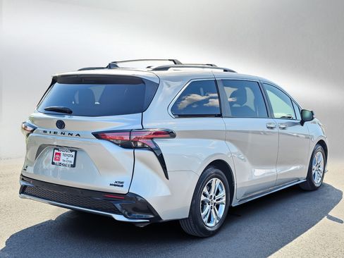 Used 2023 Toyota Sienna XSE AWD/4WD image 5