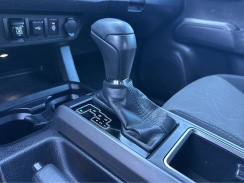 Used 2022 Toyota Tacoma TRD Off-Road image 27