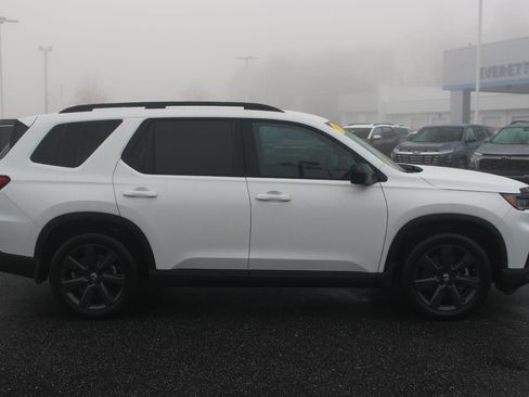 Used 2025 Honda Pilot Sport image 8