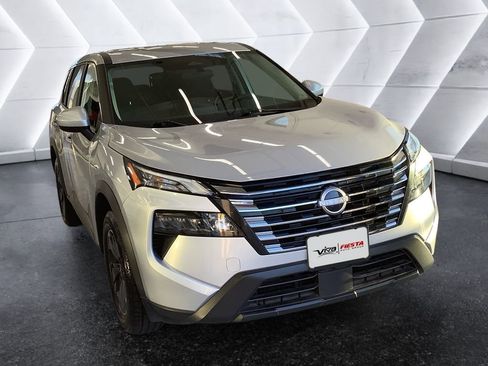 Used 2025 Nissan Rogue SV image 1