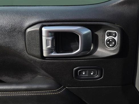 Used 2019 Jeep Wrangler Unlimited Sahara image 18