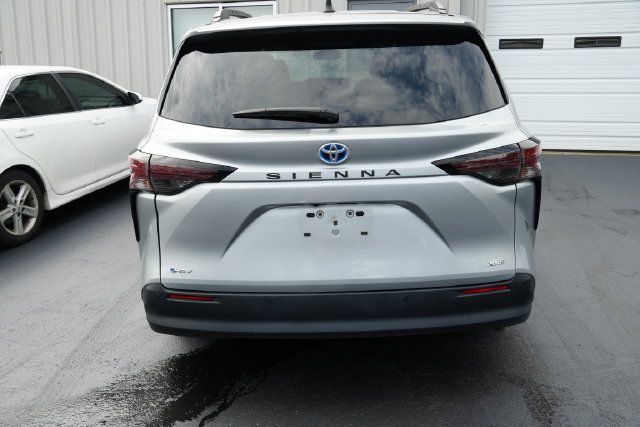 Used 2025 Toyota Sienna XLE FWD image 11