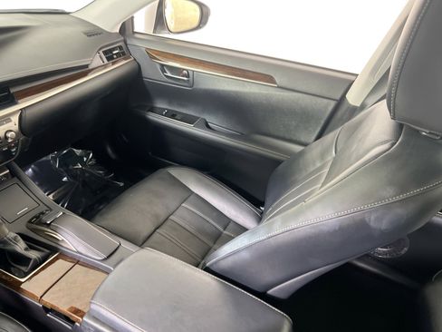 Used 2018 Lexus ES 350 w/ Luxury Package w/Wood Trim image 24