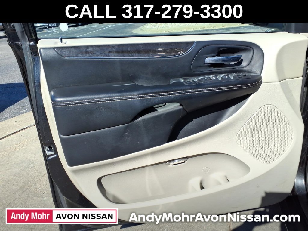 Used 2016 Chrysler Town & Country Touring-L FWD image 14