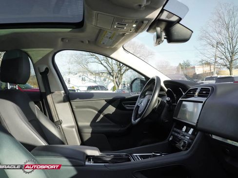 Used 2019 Jaguar F-PACE Premium image 34