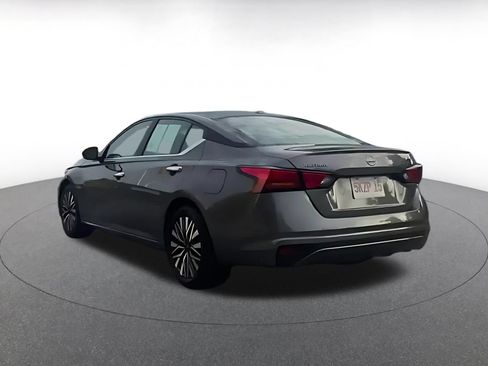 Used 2025 Nissan Altima 2.5 SV FWD image 10