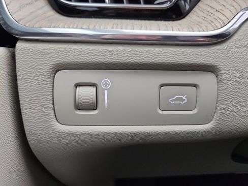 Used 2022 Volvo XC60 B5 Inscription w/ Climate Package image 12