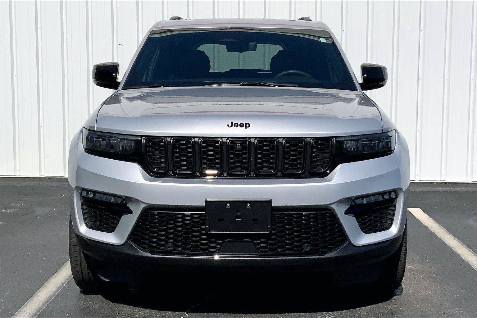 Used 2024 Jeep Grand Cherokee Limited w/ Luxury Tech Group II AWD/4WD image 3