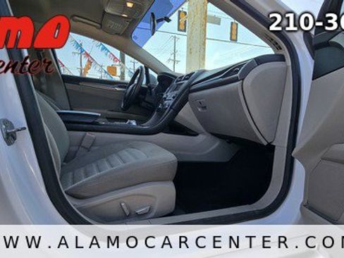 Used 2017 Ford Fusion SE image 19