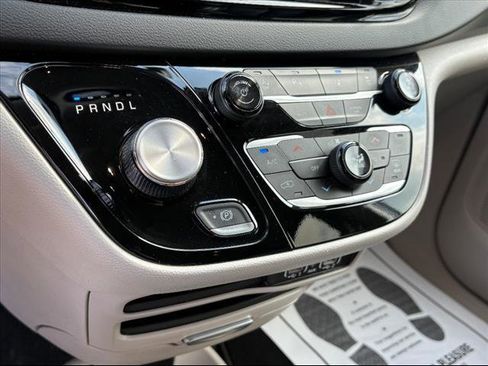 Used 2023 Chrysler Pacifica Touring-L image 41