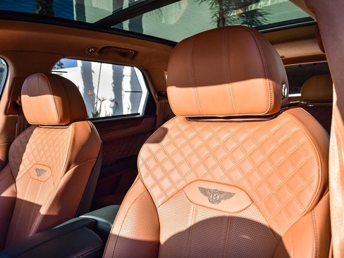 Used 2023 Bentley Bentayga Azure image 27