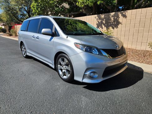 Used 2014 Toyota Sienna SE image 1