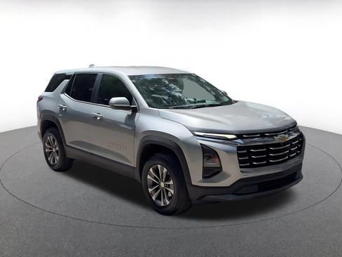 Used 2025 Chevrolet Equinox LT FWD image 3
