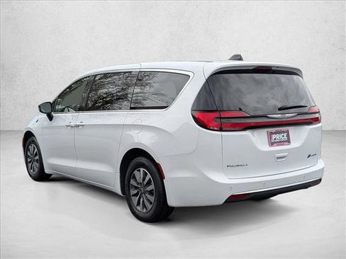 Used 2024 Chrysler Pacifica Select image 8