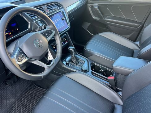 Used 2022 Volkswagen Tiguan SE w/ Panoramic Sunroof Package image 10