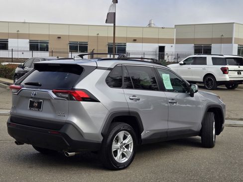 Used 2019 Toyota RAV4 XLE image 4
