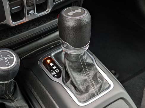 Used 2024 Jeep Wrangler Unlimited Sahara AWD/4WD image 24