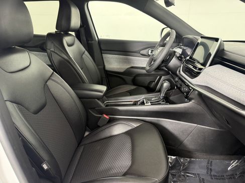 Used 2025 Jeep Compass Latitude image 10