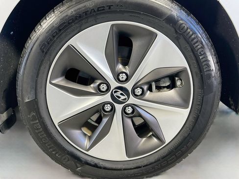Used 2019 Hyundai Ioniq Electric FWD image 30