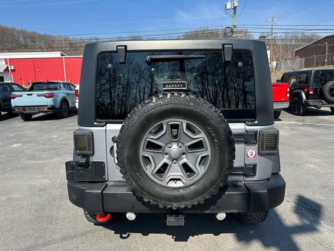 Used 2018 Jeep Wrangler Unlimited Rubicon w/ Connectivity Group image 6