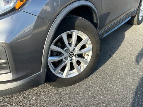 Used 2018 Nissan Rogue SV image 10